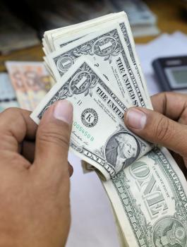 ارتفاع في سعر صرف الدولا والدينار