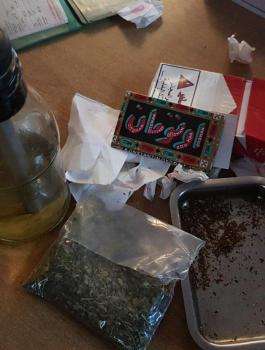 القبض على شخصين لتعاطيهما المخدرات داخل مركبة غير قانونية في الخليل