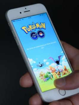 Pokemon_Go_on_an_iPhone-xlarge_trans++NuDlng7k5JgKe0LZng254OyEA__MmDc0hQxjdbkS2u8