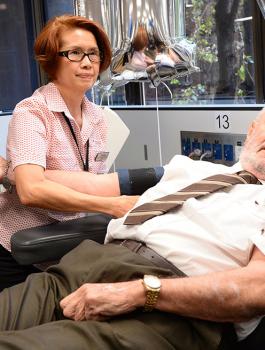 رجل 81 عاماً أنقذ حياة 2.4 مليون رضيع بدمه