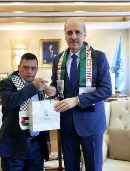 وزيرين تركيين يستقبلان الشاب محمد الطويل من الخليل