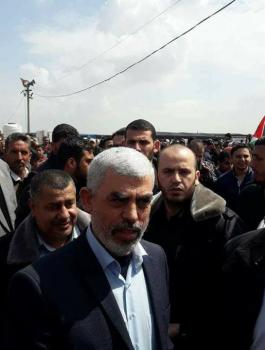 السنوار: مسيرة العودة تصحح المسار وتأكد أن لا تفريط بذرة تراب من فلسطين