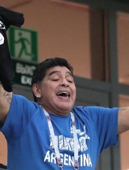 مارادونا يجهش بالبكاء عقب هزيمة الأرجنتين القاسية أمام كرواتيا