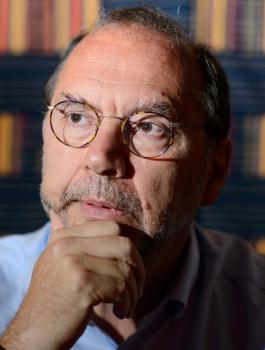 اشهر صائد فيروسات في العالم 