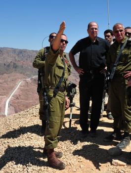 Defense-Minister-Yaalon-visit-the-Sinai-border