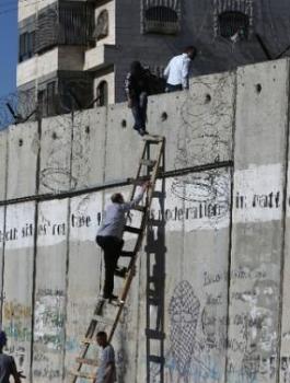 اعتقال شبان فلسطينيين لدى محاولتهم الوصول الى الأقصى 