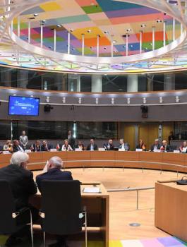 الاتحاد الأوروبي يدعو الحريري للعودة إلى للبنان ويحذر من التدخل السعودي 