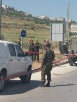 اصابة شاب بزعم محاولته طعن جنود على 