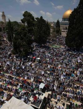 120 ألف مصل يؤدون صلاة الجمعة الأولى من رمضان في المسجد الأقصى المبارك