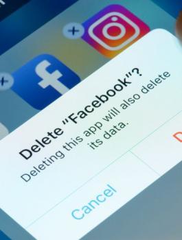 مؤسس واتساب ةحسابات فيسبوك 