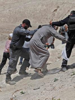 الخان الاحمر 