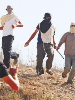 المستوطنون يعتدون على مواطن في حوارة 