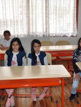 توائم في تركيا يدرسن بفصل واحد