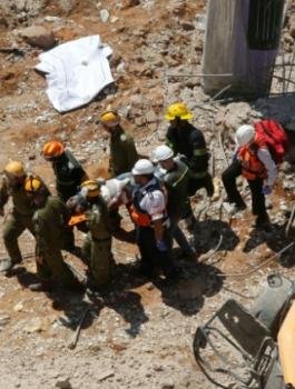 سقوط رافعة في تل أبيب 