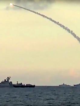 غواصات روسية تطلق صواريخها المدمرة على مواقع داعش شرق سوريا 