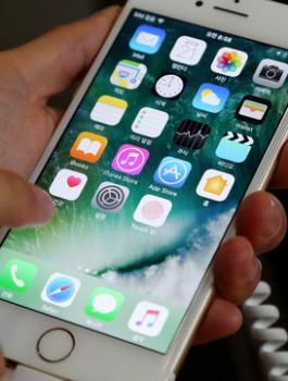 طفل يغلق هاتف والدته لمدة 48 عاما 