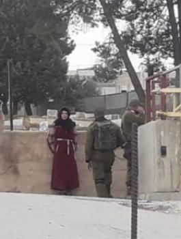 اعتقال فتاة فلسطينية في الخليل 