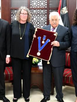 الرئيس يمنح السفير الراحل عزمي الدقة، وسام الاستحقاق والتميز " الفضي