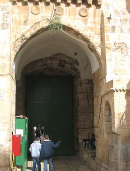 اغلاق باب حطة 