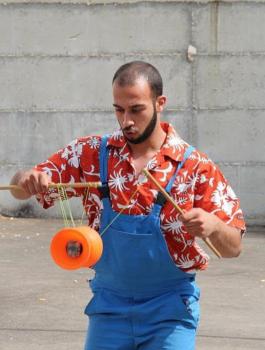 الاحتلال يفرج عن المهرج محمد أبو سخا بعد 20 شهرا من اعتقاله