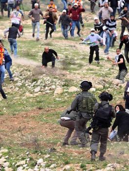 مستوطنون وجنود الاحتلال يخطتفون 4 أطفال جنوب نابلس