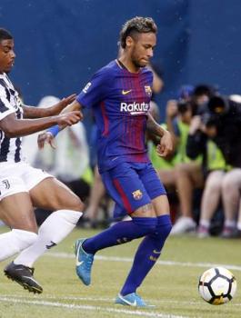 نيمار يُبلغ ميسي وسواريز بقراره النهائي