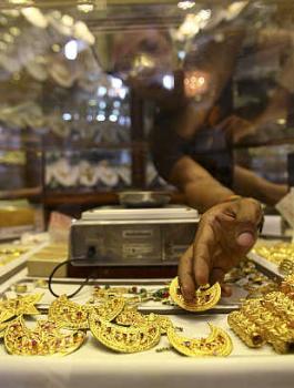 اقتحام محل ذهب وسط رام الله 