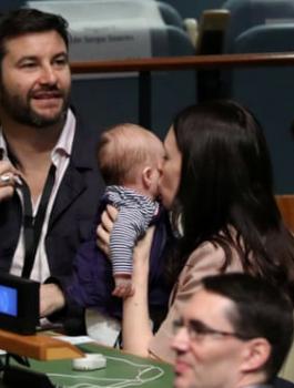 رئيسة وزراء نيوزلندا وطفلتها الرضيعة في الامم المتحدة 