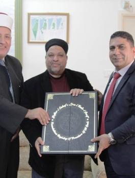وزير الأوقاف يتسلم ملفات الأملاك الوقفية العثمانية في القدس 