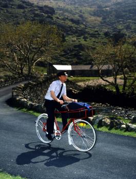 اعتقال ساعي بريد يسلم طروداً من الحشيش 