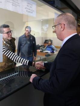 رئيس الوزراء في معبر الكرامة 