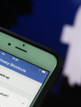 فيس بوك تعمل على تطوير جهاز دردشة فيديوية