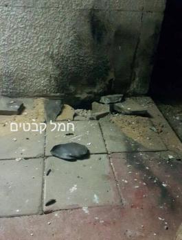 4 حالات هلع وأضرار مادية بمنزل إثر سقوط صاروخ على سواحل عسقلان