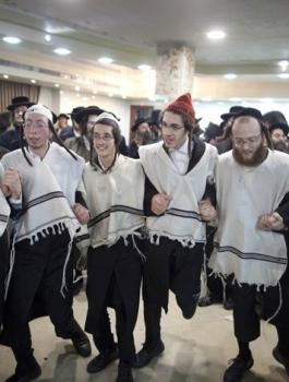 فرقة يهودية ترقص في البحرين 