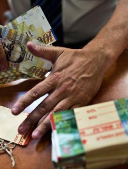 الحكومة الفلسطينية والضرائب والايرادات 