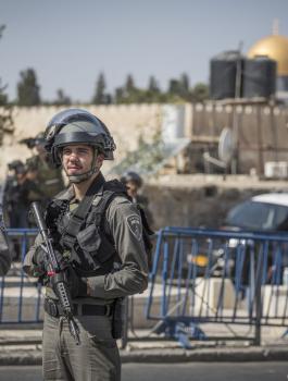 الاحتلال يبعد 350 فلسطينيا عن القدس