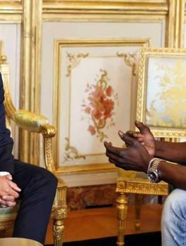 ماكرون والشاب المالي الذي انقذ طفلا في فرنسا 