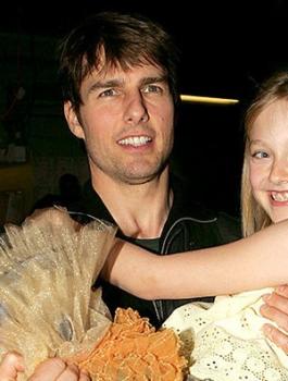 هديّة عيد ميلاد متكررة "غير عادية" يرسلها توم كروز إلى شابة منذ كانت في سن الـ 11!