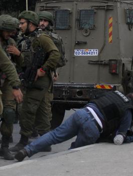 جنود الاحتلال يتلقون أوامر بالاعتداء بالضرب على الصحفيين 