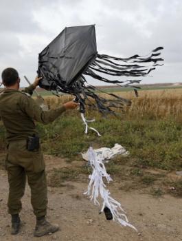 الطائرات الورقية الحارقة 