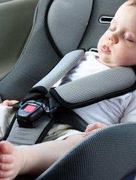 إصابة حرجة لطفل تركه أهله في السيارة لساعات طويلة بالنقب