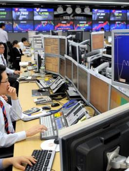 كوريا الجنوبية تجبر الموظفين على تقليص ساعات العمل