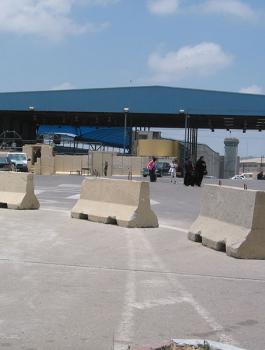 ليبرمان يقرر فتح معبر بيت حانون 