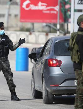 اغلاق محال تجارية في رام الله 