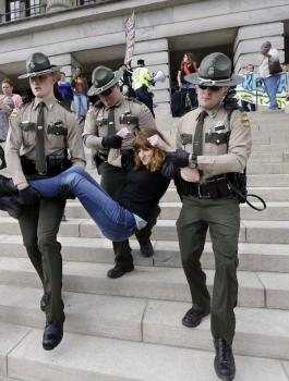 اعتقال متظاهرين امريكيين 