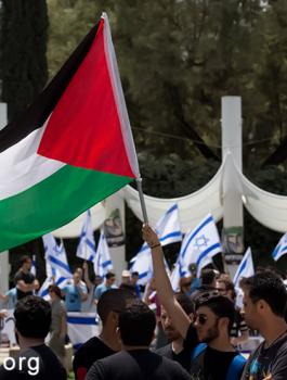 رفع العلم الفلسطيني في تل أبيب 