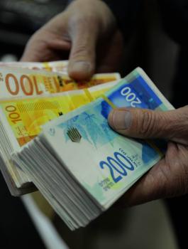 اموال تنقل الى الاسرى 