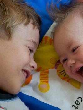 ضحك الأطفال والرضع 