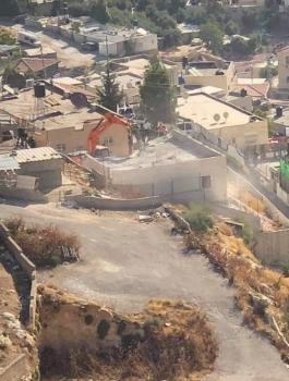 جرافات الاحتلال تهدم في القدس 
