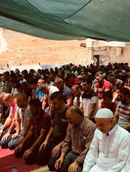 إقامة صلاة الجمعة بواد الحمص رفضاً لقرارات الهدم 